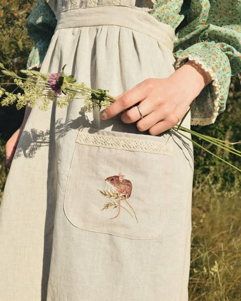 Ellen Tyn on Instagram: “A little pocket mouse, which is waiting for August herbs. 🌿 #vsco #vscocam #vsconature #nature #forest #wood #embroidery #craft #morigirl…” Cottagecore Clothes, Skai Jackson, Cottage Aesthetic, Cottagecore Outfits, Embroidered Apron, Cottagecore Fashion, Cottage Core Aesthetic, Cottagecore Aesthetic, Zooey Deschanel