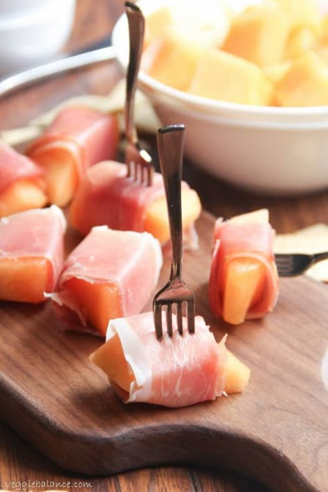 Engagement Food, Prosciutto Melon, Italian Appetizers Easy, Fast Appetizers, Melon Recipes, Party Nibbles, Homemade Balsamic Vinaigrette, Plated Food, Prosciutto Wrapped