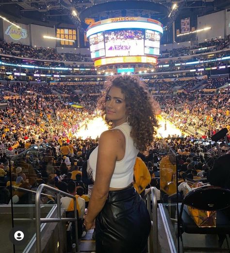 Nba Game Instagram Pictures, Nba Game Picture Ideas, Nba Game Photo Ideas, March Madness Photoshoot, Basketball Game Instagram Pictures, Mavs Game Outfit, Laker Game Outfit Women, Lakers Game Outfit Women, Basketball Game Pictures