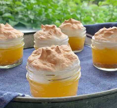 Time for a little sunshine! Old fashioned, classic comfort food is where it’s at, and lemon meringue pie is a dessert that never fails to deliver. Here’s a sweet treat sure to bring a smile –  perfect for a thoughtful, drop off delivery for Father’s Day. Or, why not celebrate International Picnic Day this June … Mason Jar Lemon Meringue Pie, Mason Jar Desserts Recipes, Jar Desserts, Mason Jar Desserts, Lemon Pie Filling, Meringue Pie Recipes, Jar Recipes, Picnic Day, Dessert In A Jar