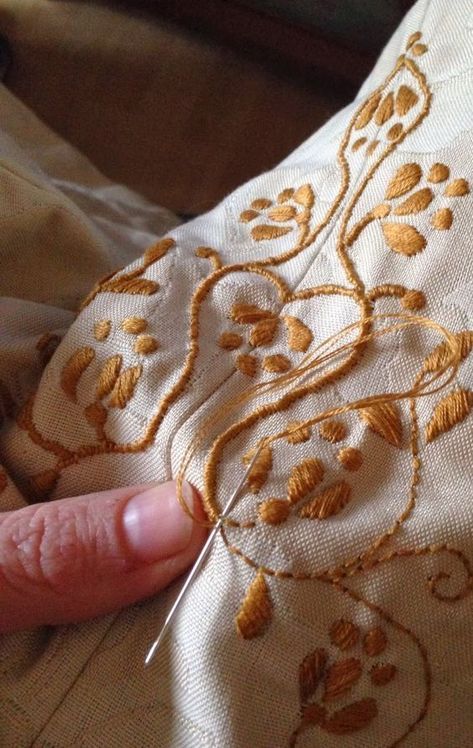 Gold Embroidery, Diy Blouse, Embroidery Craft, Embroidery Inspiration, Embroidery Techniques, Hand Embroidery Designs, Diy Embroidery, Embroidery And Stitching, Embroidery Projects