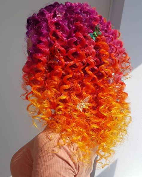 ✨TOTALLY into these whimsical sunset curls sprinkled with butterfly clips by @hair_pavlova✨ Sunset Hair Color, Ombre Curly Hair, Sunset Hair, Dyed Curly Hair, Best Hair Dye, Haute Hair, Instagram Fitness, Beach Wedding Hair, Dyed Natural Hair