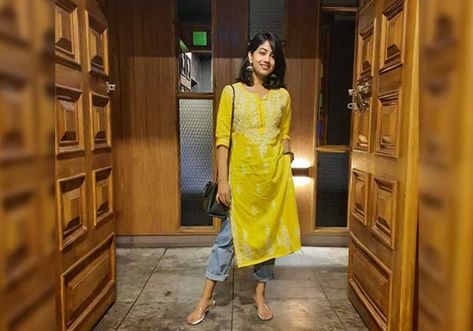 Yellow Chikankari Kurta Styling, Office Kurta Look, Daily Indian Outfits, Yellow Chikankari Kurta With Jeans, Chikankari With Jeans, Desi Office Outfit, Chicken Curry Kurti Design, Ethnic Casual Outfits, How To Style Chikankari Kurta With Jeans