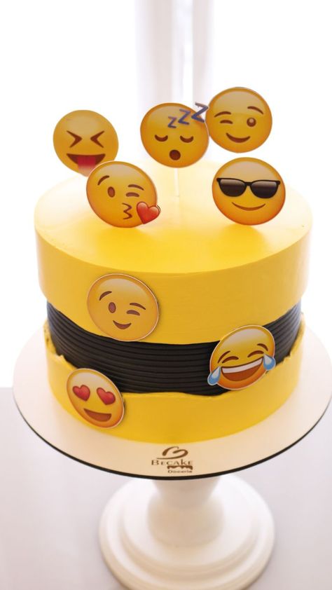 DECORAÇÃO DE BOLO FENDA PASSO A PASSO SUPER FÁCIL|TEMA EMOJI | FAULT LINE CAKE Fault Line Cake, Novelty Lamp, Table Lamp, Cake, Home Decor, Home Décor