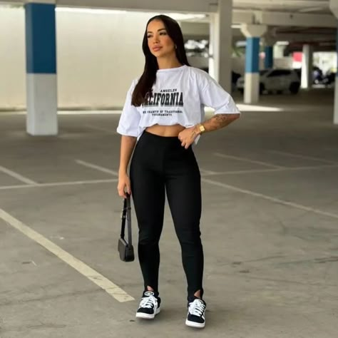 Conjunto Califórnia o combo perfeito 🥰 Calça legging pezinho e camisa r$: 89,99 #marketingdigital #modafemininaonline #modafashion #campinascity #campinassp💕 #look #lookfeminino #lookdodia #modas Look Gym, Academia Look, Academia Looks, Moda Academia, Look Academia, Outfits Casuales, Chic Outfits, Spring Outfits, Hip Hop