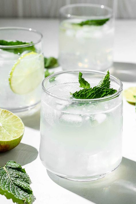 This delicious cocktail takes the classic mojito and makes it even easier to make by using lemonade! Refreshing and simple, this lemonade mojito is the best! Gimlet Recipe Gin, Vodka Gimlet Recipe, Lemonade Mojito, Easy Lemonade, Corn Succotash, Gin Gimlet, Vodka Gimlet, Gimlet Recipe, Gimlet Cocktail