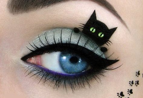 Gato preto em maquiagem dos olhos Cat Eye Eyeliner, Halloweenský Makeup, Halloween Eye Makeup, Amazing Halloween Makeup, Halloween Eyes, Halloween Makeup Tutorial, Makijaż Smokey Eye, Creative Eye Makeup, Halloween Makeup Looks