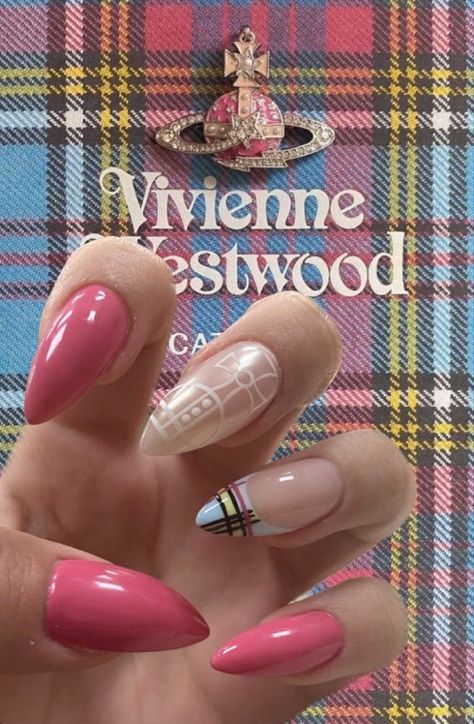 Vivienne Westwood Inspired Nails, Vivienne Westwood Nails Art, Nana Nails Inspired, Nana Inspired Nails, Clip On Nails, Vivienne Westwood Nails, Brazilian Nuts, Nana Nails, Pearl Ponytail