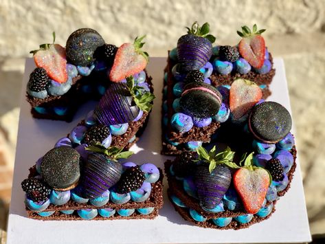 Galaxy themed strawberries with some glittery macarons!  Top it off with 3 multi color buttercream for the cherry on top! Galaxy Number Cake, Space Number Cake, 30th Birthday Cupcakes, Letter Cakes, Cake Number, Galaxy Cake, Cakes Inspiration, Galaxy Colors, Boy Birthday Party Themes