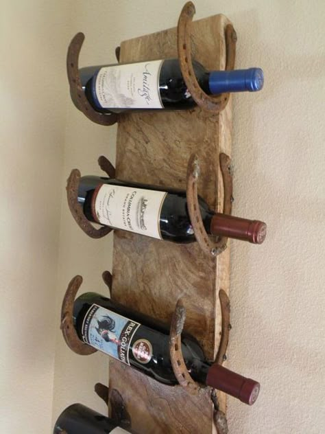 wood and horseshoe wine rack Horseshoe Wine Rack, Wine Bottle Storage, Horseshoe Projects, Horseshoe Crafts, Wooden Wine Rack, Horseshoe Art, Diy Holz, Diy Wine Rack, Diy Wine