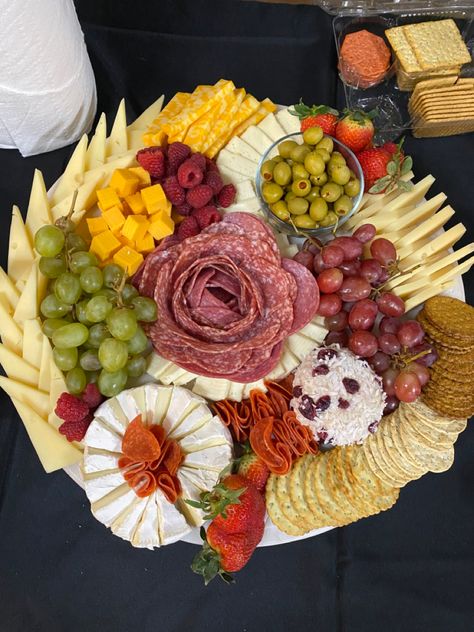 Bouquet Charcuterie Board, Diy Round Charcuterie Board, Halal Charcuterie Board Ideas, Charcurity Board, Charcuterie Circle Board, Charcuterie Board Circular, Charcuterie Board Round Platter, Charcuterie Round Board Ideas, Circle Charcuterie Board Ideas