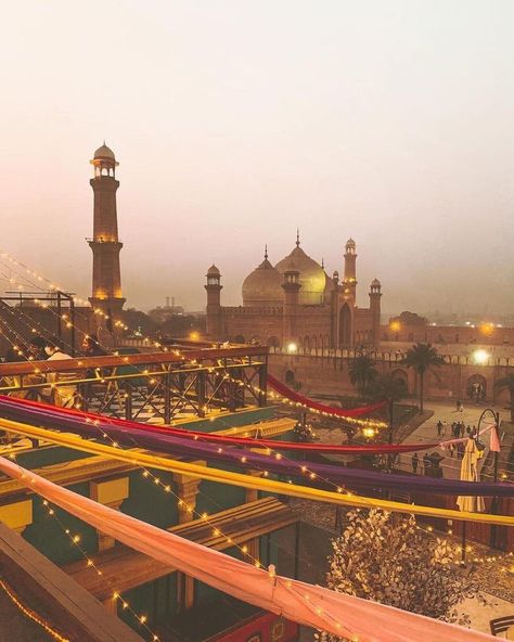 Badshahi Mosque,Lahore ♥️ ( I don’t know the photographer) Mannat Murad, Pakistani Wallpaper, Pakistan Aesthetic, Punjab Culture, Badshahi Mosque, Pakistan Pictures, Pakistani Aesthetic, Pakistan Culture, South Asian Aesthetic