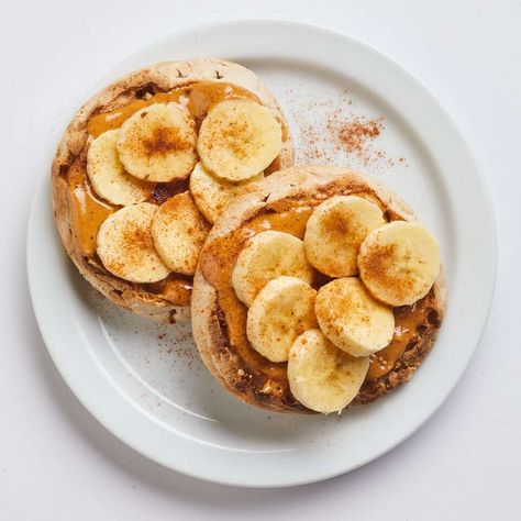 Healthy English Muffin, Mediterranean Diet Breakfast, High Fiber Breakfast, English Muffin Recipes, 500 Calorie, Peanut Butter And Banana, Banana Slices, Overnight Oat, Diet Breakfast