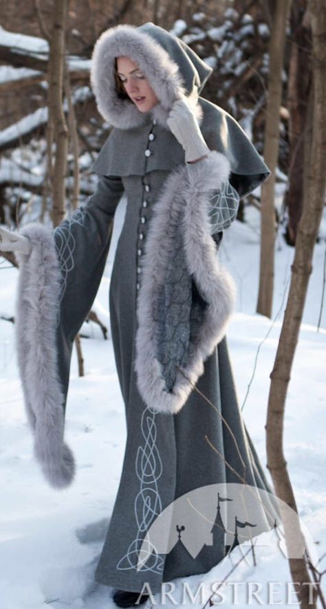 Fantasy Snow Outfit Art, Fantasy Artic Clothing, Icepunk Fashion, Dnd Winter Outfit, Winter Dnd Outfit, Fantasy Cold Weather Clothes, Winter Goddess Outfit, Dnd Winter Clothes, Fantasy Winter Outfits