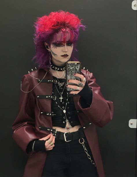 Female Punk Hairstyles, Androgynous Hairstyles, Punk Fits, Goth Ideas, Bandaged Hands, Alt Subcultures, Dark Gothic Fashion, Types Of Goth, Gothic Stuff