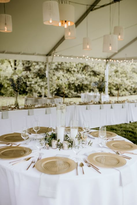 Round Table Wedding Decor No Plates, White And Gold Place Setting, Good Chargers Wedding, Gold Table Chargers, Gold Plate Setting Wedding, Wedding Reception Table Cloth Ideas, White Chargers Wedding, Wedding Table Gold Chargers, Gold Charger Wedding Place Settings