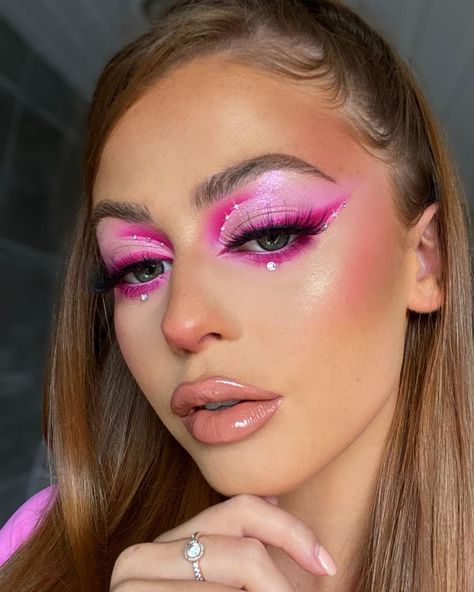 🤍 S A M 🤍 on Instagram: “Pink will always be my favourite colour💗👄💒💕 . . Main products : @beautybaycom @mmmmitchell Me myself and mmmitchell palette @plouise1…” Pink White Eyeshadow, Creative Pink Makeup, Pink Pony Club Makeup, Eye Makeup Ideas Colorful, Pink Festival Makeup, Creative Makeup Looks Eye Art, All Pink Makeup, Peachy Lipstick, Colourful Makeup Looks