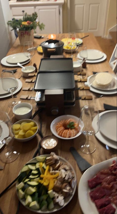 Dinner table inspo Raclette Shrimps Potato Tisch gedeckt Dinner Table With Food, Raclette Aesthetic, Table Raclette, Raclette Dinner Party, Table With Food, Raclette Party, Nye Dinner, France Aesthetic, Dinner Table