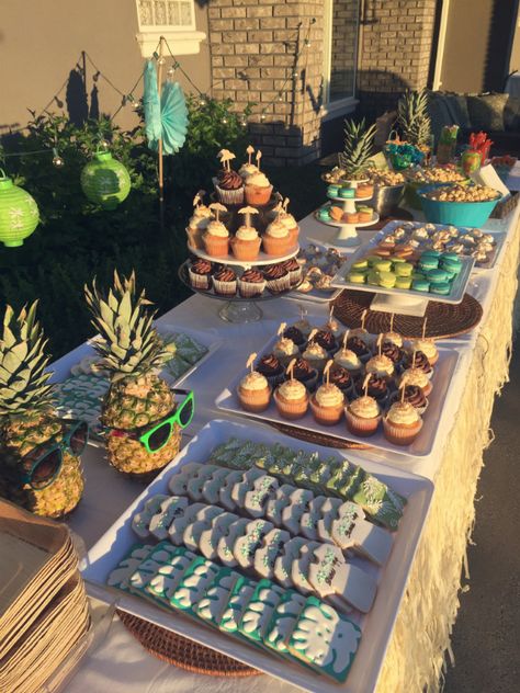 Luau Dessert Table Sweets, Beach Party Food Table, Luau Party Dessert Table, Pool Party Dessert Table, Hawaiian Theme Dessert Table Ideas, Luau Dessert Table Ideas, Tropical Themed Sweet 16, Luau Deserts, Beachy Graduation Party