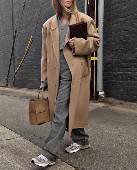 Sasha Simón • LolaRio/Style na Instagramu: "Out and about 🤎" Beige Coat Outfit Winter, Camel Coat Outfit Winter Style, Casual Fashion Aesthetic, Beige Coat Outfit, Madrid Outfits, Coat Outfit Casual, Camel Coat Outfit, Hydrated Lips, Winter Coat Outfits