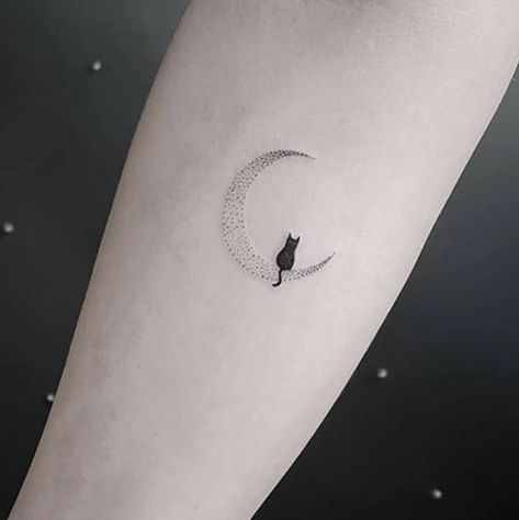 Cat Looking At Moon Tattoo, Luna Cat Tattoo, Moon Minimalist Tattoo, Cat And Moon Tattoo, Ster Tattoo, Rising Phoenix Tattoo, Cat Tattoo Ideas, Rose Shoulder Tattoo, Black Cat Tattoos