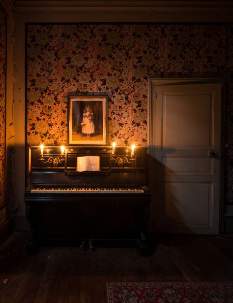 Victorian Piano, Piano Decor, Old House Interior, Piano Lamps, Glamour Decor, Victorian Aesthetic, Piano Room, Abandoned House, Abandoned Houses