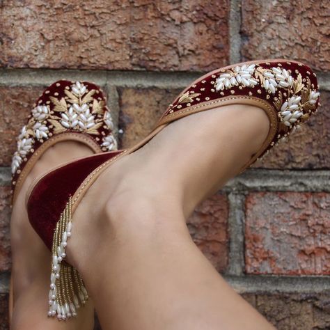 Traditional Shoes, Khussa Shoes, Punjabi Khussa Jutti, Trending Jutti, Trending Shoes, Punjabi Mojari, Designer Jutti, Leather Jutti, Indian Wedding Shoes, Handmade Jutti, Woman Punjabi Jutti, White Colour Jutti, Silver Jutti#urbanjutti #urbanjuttie #urbanjutties #punjabijutti #punjabijuttie #punjabijutties  #punjabimojari #punjabimojarie #punjabimojaries  #indianwedding  #jutti  #juttie #juttis #jutties #mojari #mojaries #uk #aus #us #canada #punjabifashion 

Size: 35-42

Material: Camel Leathe Punjabi Jutti Wedding, Shadi Ideas, Bride Fashion Illustration, Bride Flats, Indian Wedding Shoes, Dabka Work, Maroon Colour, Bridal Anklet, Indian Shoes