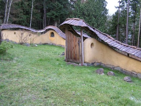 Adobe Fence Wall, Cob Wall Garden, Cob Garden Wall, Earthen House, Storybook Village, Farmhouse Entry, Passive Solar Homes, Pool House Designs, Garden Walls