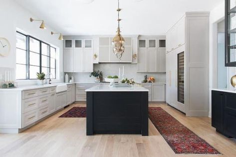 white cabinets, black island #kitchens Kitchen Cabinet Trends, Black Paint Color, Black Island, Black Kitchen Island, Classic Kitchen, Kitchen Trends, Black Cabinets, Grey Kitchen, White Kitchen Cabinets