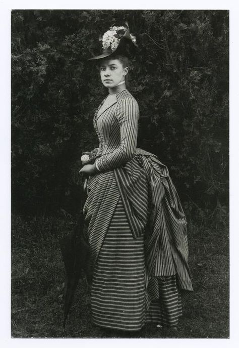 Alice Austen Alice Austen, Victorian People, Historical Garments, Victorian Photography, Victorian Dresses, Antique Dresses, 9 Lives, 1880s Fashion, Historical Dress