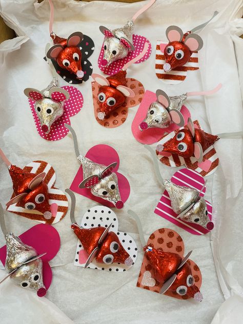 Diy Valentines Day Gifts For Kids, Diy School Valentines, Kid Valentines For School, Valentine Candy Crafts, Easy Diy Class Valentines, Valentine’s Day Kindergarten Gift, Valentine Candy Ideas, Easy Valentine Holders For Kids Classroom, Valentine’s Day Goodie Bags For School