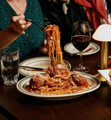 Vintage Italian Restaurant Aesthetic, Italian Restaurant Photography, Spaghetti Photography, Italian Pasta Restaurant, Serving Restaurant, Italian Restaurant Food, Spaghetti Restaurant, Classic Italian Restaurant, Italian Trattoria