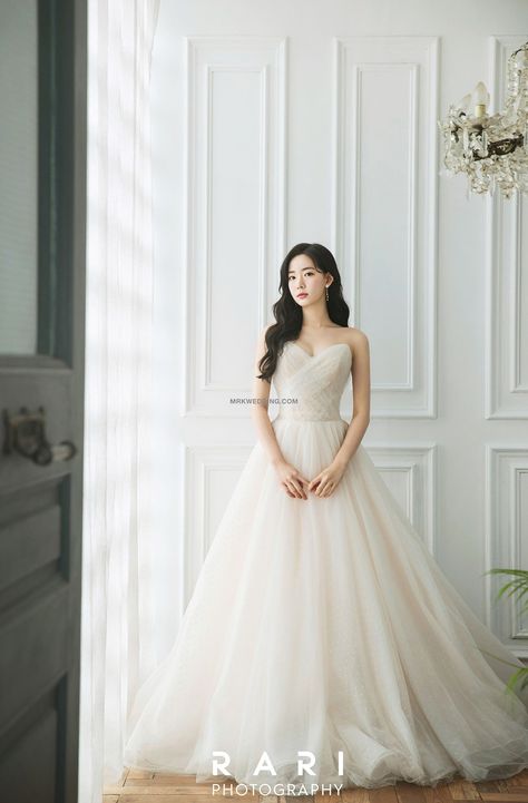 Kasut Pengantin, Korean Bride, Wedding Korea, Korean Wedding Dress, Wedding Dress Photoshoot, Korean Wedding Photography, Wedding Gown Inspiration, My Muse, Bridal Poses