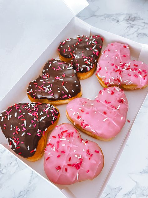 Donuts 🍩 heart shaped pink donuts summer cute Starbucks Strawberry Frappuccino, The Weekend Vibes, Seasonal Baking, Starbucks Strawberry, Pink Fruit, Donut Holes, Pretty Dessert, Pink Donuts, Delicious Donuts