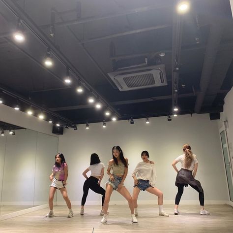 dance team practice henny kpop choreography dancestudio daily outfit Yg Dance Practice Room, Dance Practice Aesthetic, Blasting Music, Dance Motivation, Idol Aesthetic, Plant Styling, Dancer Lifestyle, Dance Dreams, Dream Music