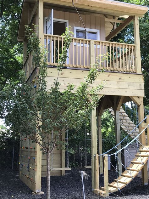 Kid-Friendly Spaces Gallery — Dabah Designs Playhouse On A Hill, Backyard Forts For Kids Diy, Kid Clubhouse, Cool Tree Houses For Kids, Outdoor Clubhouse, Backyard Path, Treehouse Kids, Garden Tree House, Backyard Play Spaces