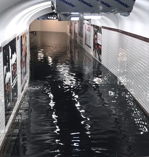 Floding in the metro Paris Flooded Subway, Paris Subway, Metro Paris, Paris Metro, Paris