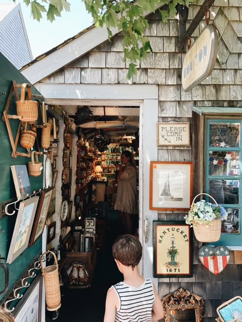 Nantucket | A Family Travel Guide » Homesong Nantucket Family Vacation, Nantucket Travel Guide, Classic New England Style, Nantucket Homes Exterior, Nantucket Fall, Nantucket Aesthetic, Cape Cod Aesthetic, New England Prep, Nantucket Cottage