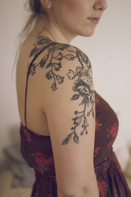 Beautiful floral work. Continue the pattern for chest/breast coverage. Nice idea for mastectomy tattoo. [p-ink.org] Narwal Tattoo, Cool Shoulder Tattoos, Floral Tattoo Shoulder, Muster Tattoos, Flower Tattoo Shoulder, Vine Tattoos, Floral Tattoo Sleeve, Disney Tattoo, Shoulder Tattoos For Women