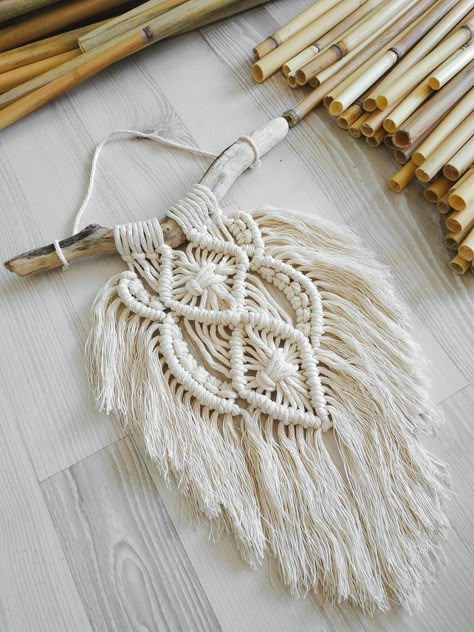 فن النسيج, Macrame Feathers, Macrame Inspiration, Macrame Knots Tutorial, Small Macrame, Macrame Knots Pattern, Macrame Wall Hanging Patterns, Macrame Wall Hanging Diy, Mini Macrame