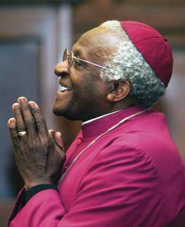 Desmond Tutu -- got to love this man... Desmond Tutu, Human Rights Activists, Beautiful Human, Nobel Peace Prize, Episcopal Church, Shake Hands, African History, African American History, Inspirational People