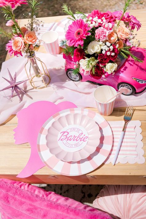 Barbie Party Table, Boho Barbie, Barbie Birthday Party Ideas, Barbie Pool, Barbie Decorations, Barbie Pool Party, 4de Verjaardag, Barbie Bachelorette, Barbie Party Decorations