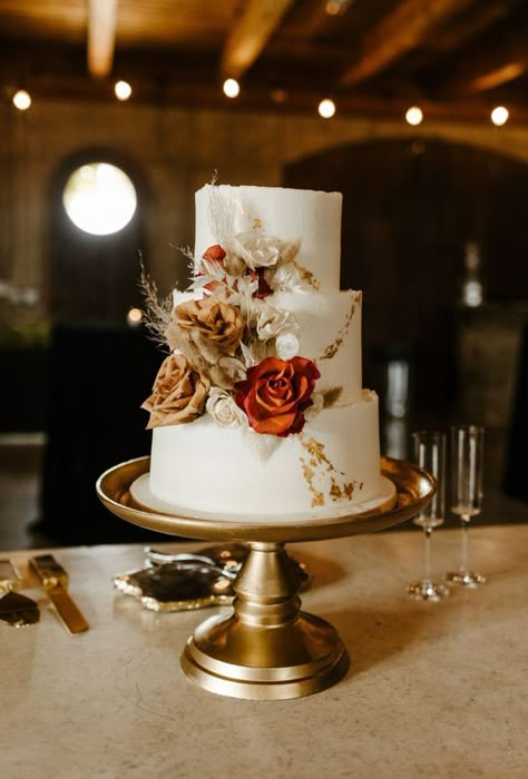 3-tier white wedding cake with rustic flowers Caramel Wedding Cake, Enchanted Forest Wedding Cake, Fairytale Wedding Cake, Wedding Cake Unique, Princess Wedding Cakes, Wedding Cake Forest, Fairy Tale Wedding Cake, Forest Fairytale, Fall Wedding Cake