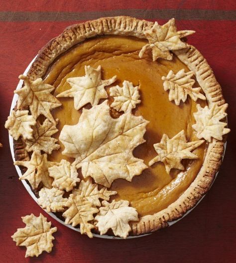 Using Cutouts to hide cracks_Photo by Meredith Pumpkin Pie Crust Designs, Fancy Pie Crust, Pumpkin Pie Crust, Pie Crust Art, Beautiful Pie Crusts, Crust Designs, Decorative Pie Crust, Pie Crust Designs, Pie Decoration