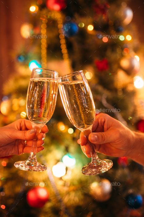 Winter People, Champagne Christmas, Romantic Christmas, Christmas Tradition, Close Up Portraits, Photo Christmas, Photo Couple, Christmas Gift Box, Christmas Love