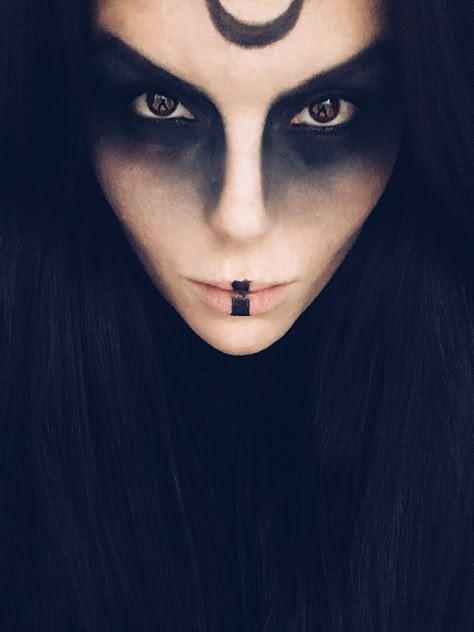 Black And Silver Witch Makeup, Grey Witch Makeup, Witch Makeup Looks Halloween, Rogue Makeup Dnd, Witch Makeup Creepy, Hecate Makeup Ideas, Black Neck Makeup, Satanic Witch Makeup, Dark Goddess Makeup Halloween