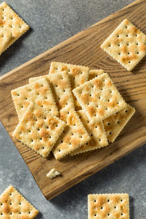 The versatile and well-liked snack known as saltine crackers is also known as saltines or soda crackers. But are saltine crackers healthy? Crackers Saltine, Low Sodium Cheese, Saltine Cracker, Grapes Benefits, Salt Crackers, Soda Crackers, Healthy Crackers, Crisp Bread, No Sodium Foods