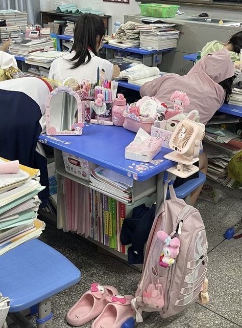 Pink High School Aesthetic, Aesthetic School Desk, Art High School Aesthetic, Chinese School Desk, Chinese High School Aesthetic, School Desk Aesthetic, Dream School Aesthetic, Chinese School Aesthetic, Hello Kitty Pink Aesthetic