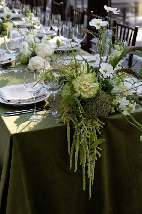 Moss Table Arrangement, Green Wedding Centerpieces Round Table, Green Hydrangea Arrangements, Green Table Decor Wedding, Green Table Settings Wedding, Green Table Cloth Wedding, Moody Green Wedding, Moss Wedding Decor, Table Greenery