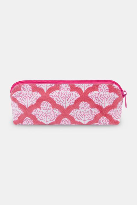 Roller-Rabbit-Jemina-Makeup-Bag Roller Rabbit Pencil Pouch, Roller Rabbit Pencil Case, Pencil Pouches For School, Roller Rabbit Makeup Bag, Preppy Pencil Case, Cute Pencil Cases, Preppy School Supplies, School Pouch, School Suplies